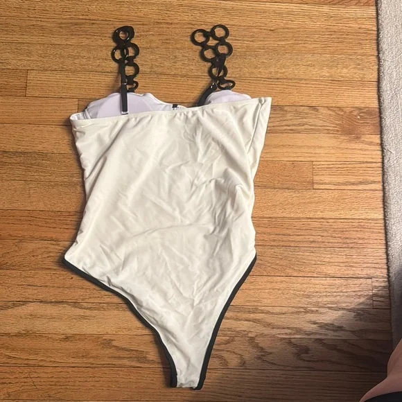 Chic White One-Piece Swimsuit with Black Trim - Picture 4 of 5